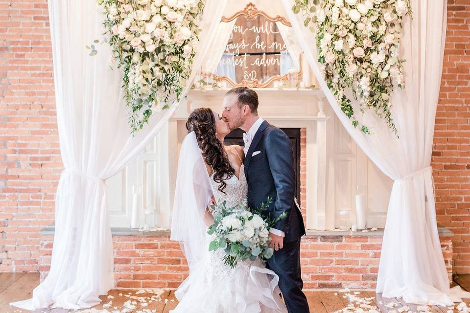 Kiss by the arch