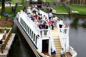 Lock 16 Visitor Center and I&M Canal Boat