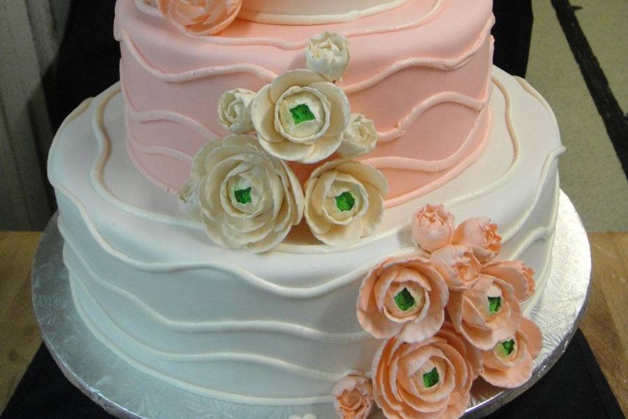 Sugar flowers with pastel tones.