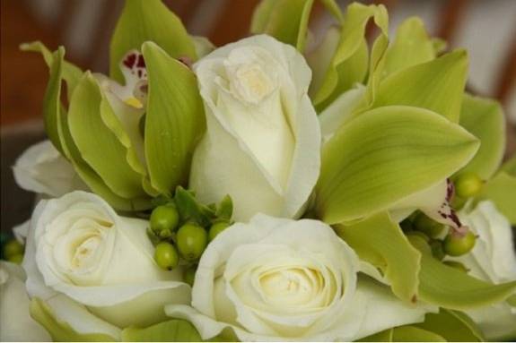 Bride's bouquet with roses, green orchids and hypernicum berries.