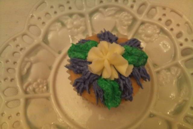 Shaggy Mum/Swirl Drop Flower cupcake