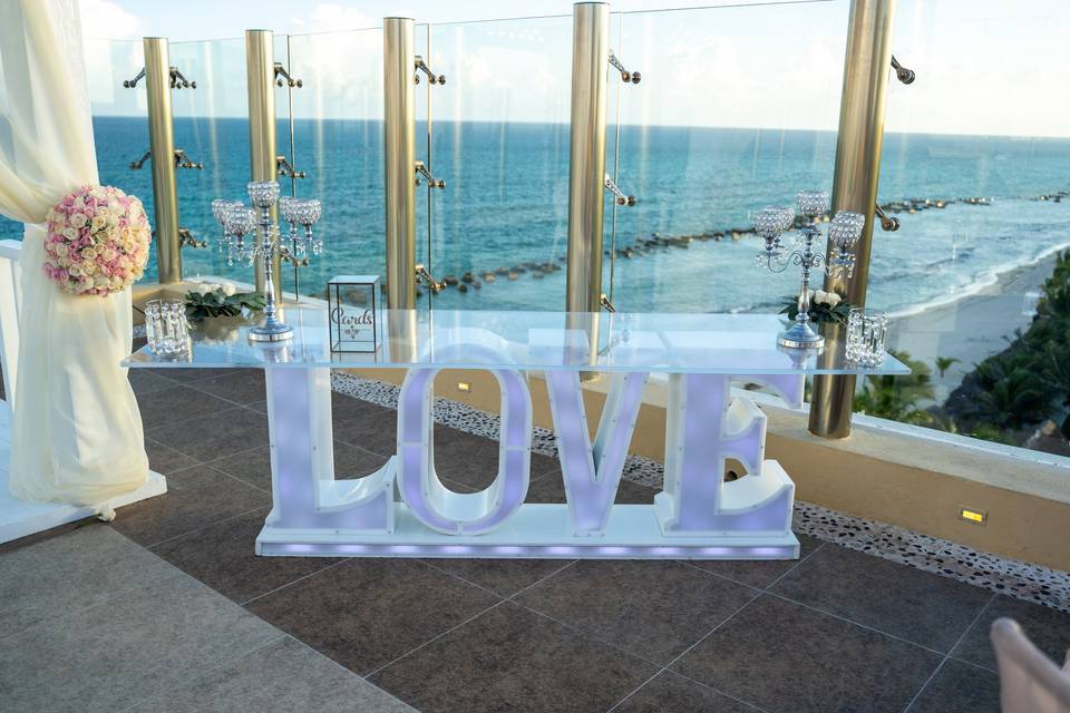 LOVE Table