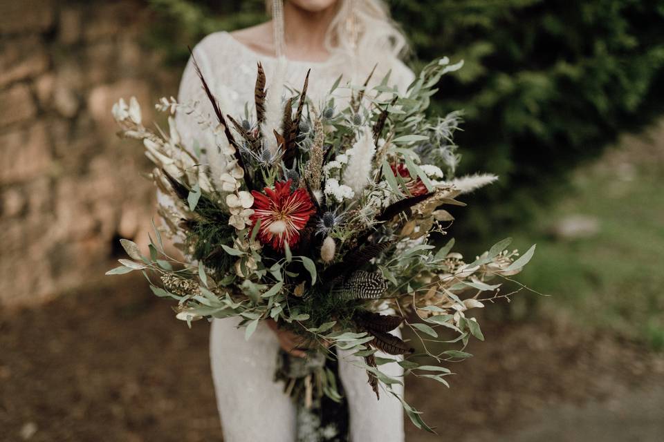 Dried flowers and feathers