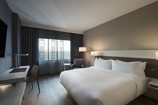 Standard king guestroom