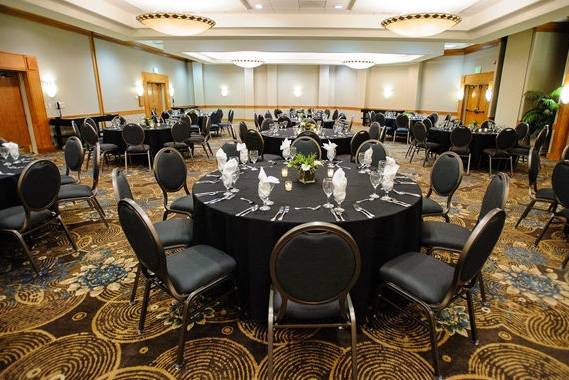 Round table black theme