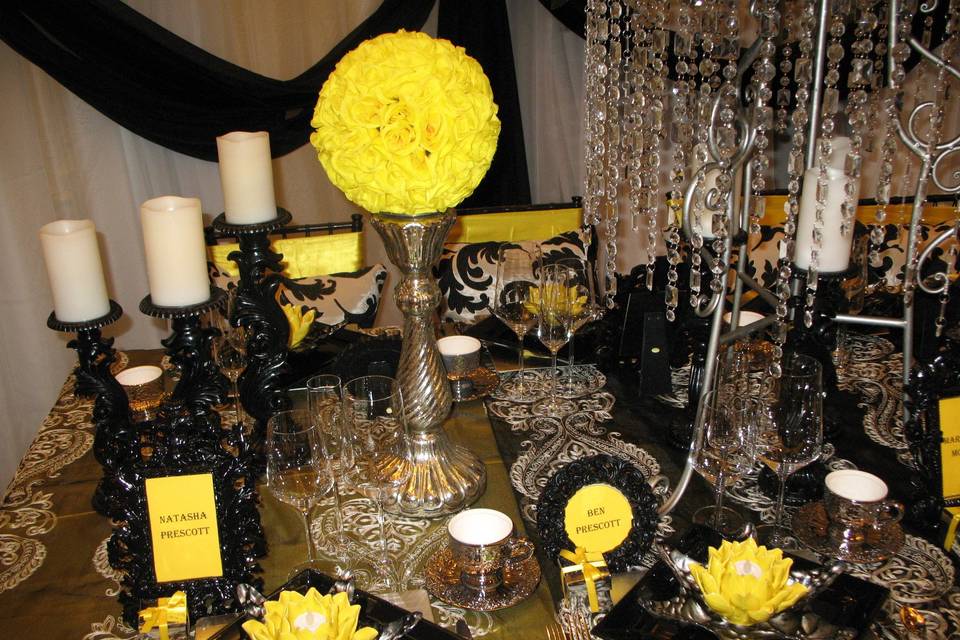 Table setting with centerpiece