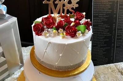 White & Gold wedding cake