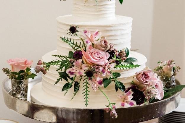 Stunning cake flowery