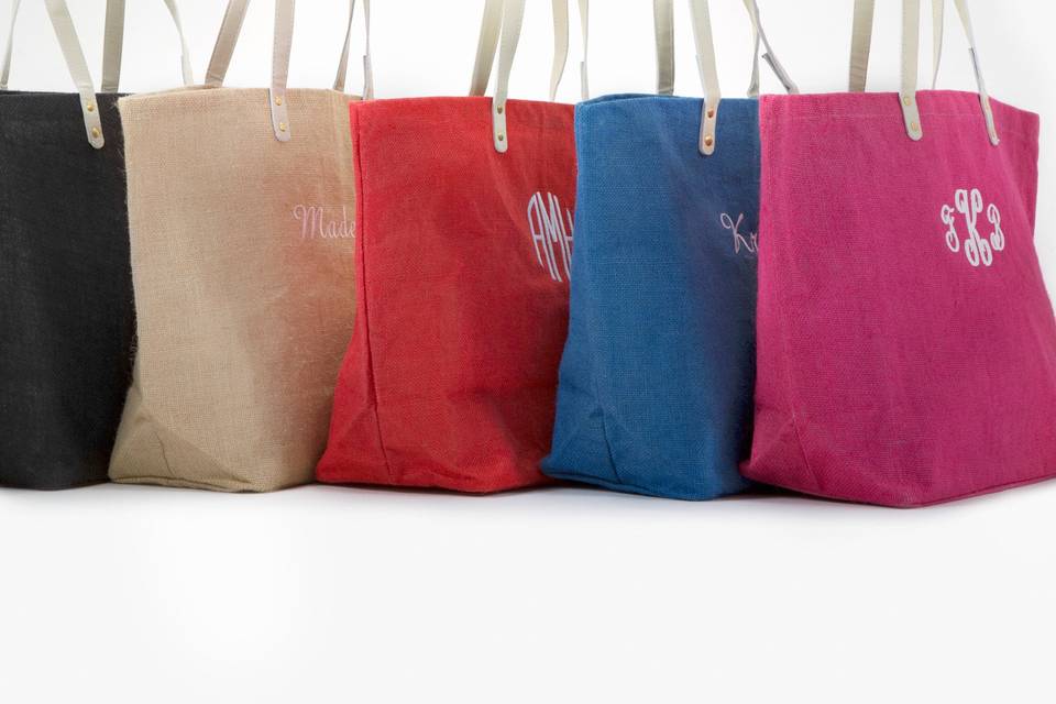 Shoes, jewelry, tissues, flask... personalized jute totes are the perfect carry-all for your girls