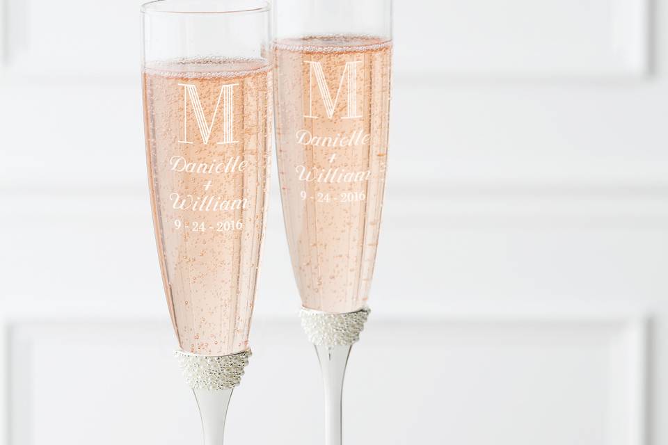 <p>
This chic wedding set includes personalized champagne flutes and cake server set.</p>