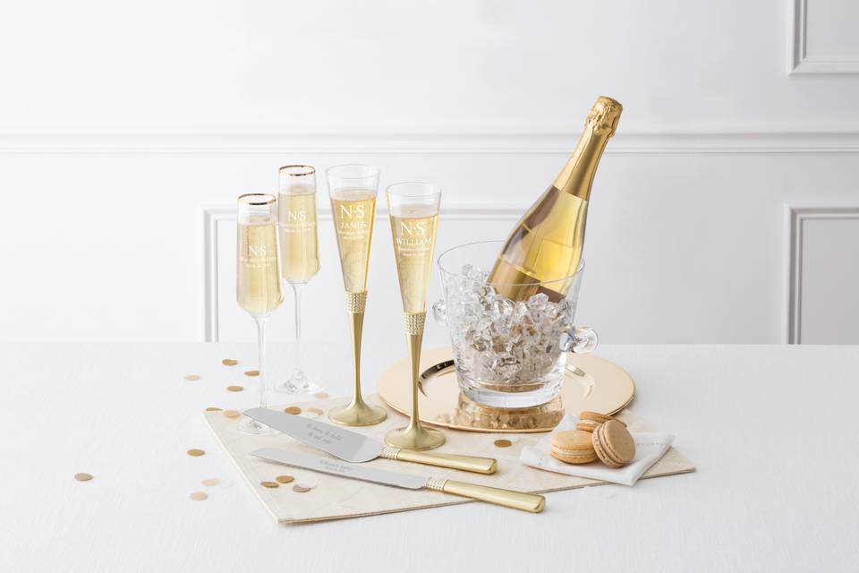 <p>
Matching personalized toasting flutes will add a touch of glamour to your reception.</p>