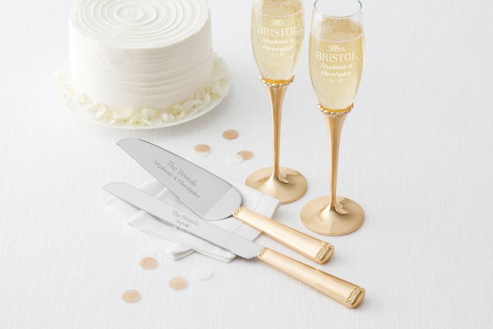 <p>
Classic clear and frosted crystal wraps around your engraved words on this engraved flute set.</p>