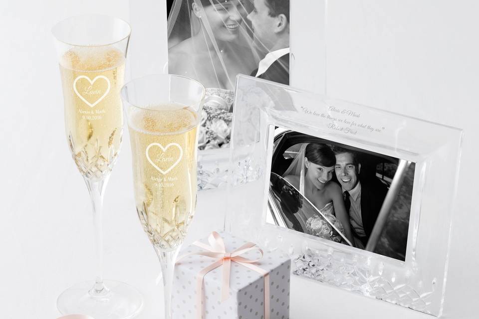 <p>
Celebrate love with our personalized Everlasting Love Wedding Flutes.</p>