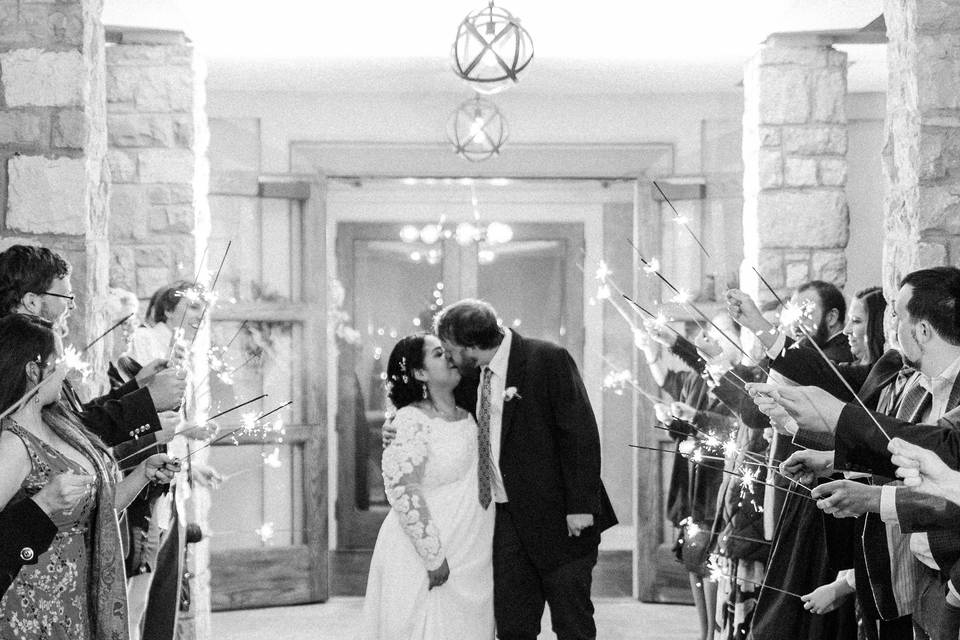 Newlyweds kissing | Photo By (sarahsidwell.com)