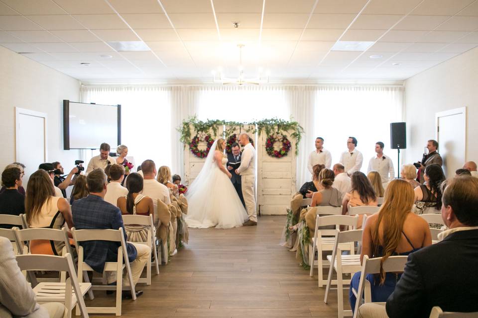 Indoor ceremony | Photo by Ryan Photgraphy-DJ-Lighting