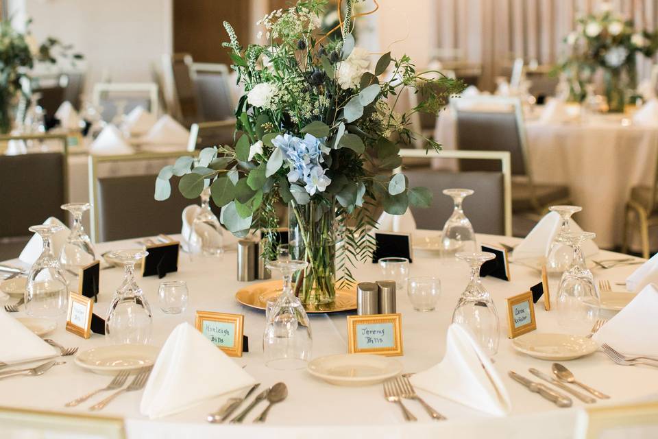 Table setting and centerpiece | Photo By (sarahsidwell.com)