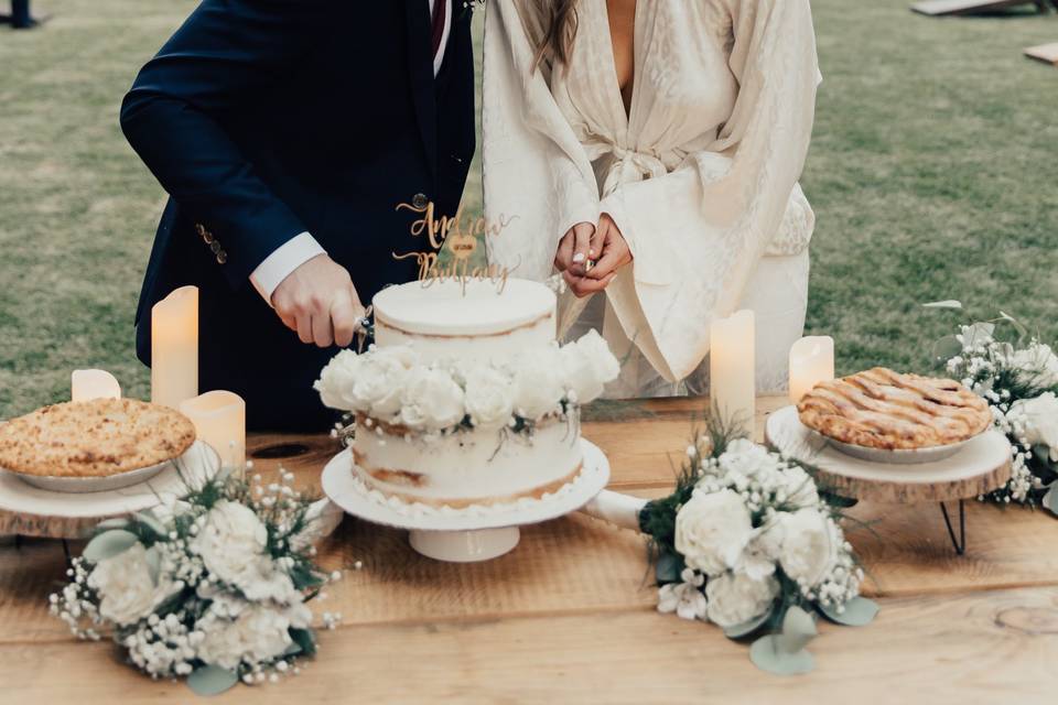 Kissing at the cake cutting