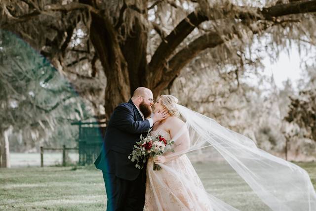 Outdoor kiss