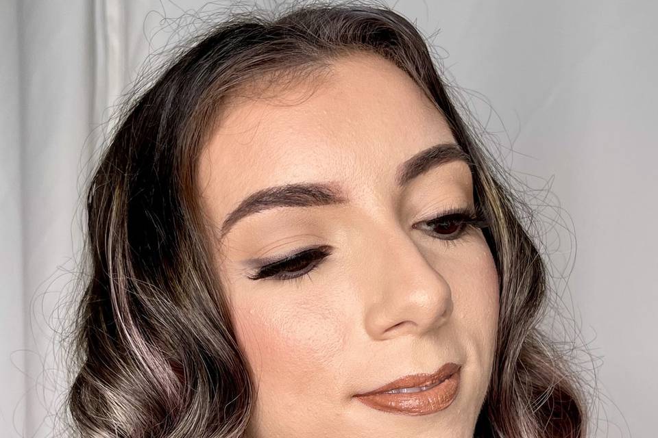 Soft makeup and waves