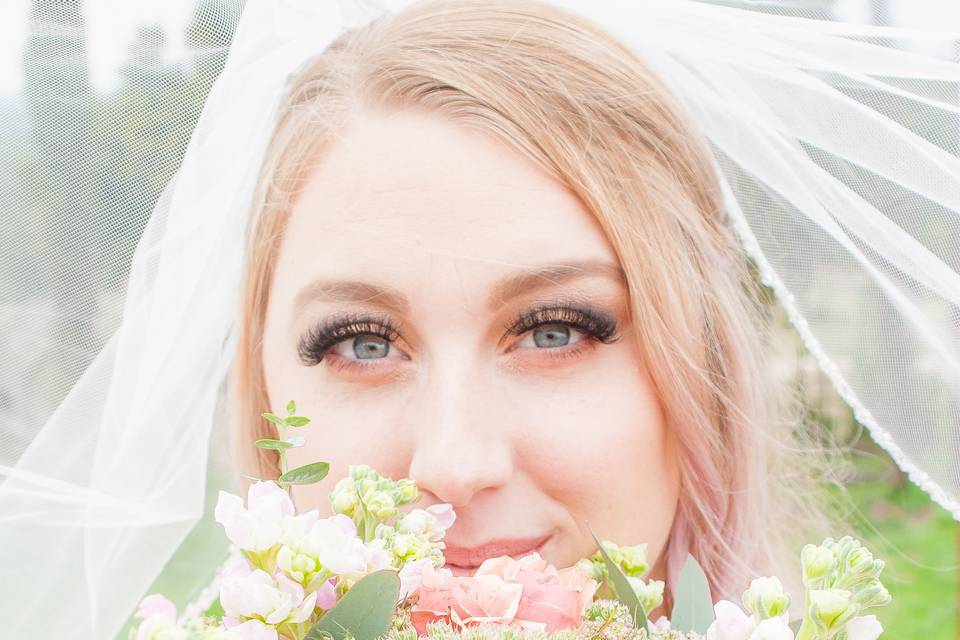 Bride + bouquet up close