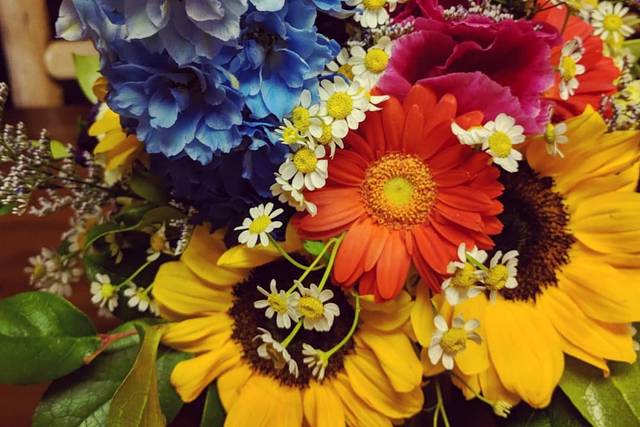 Colorful bridal bouquetArchway