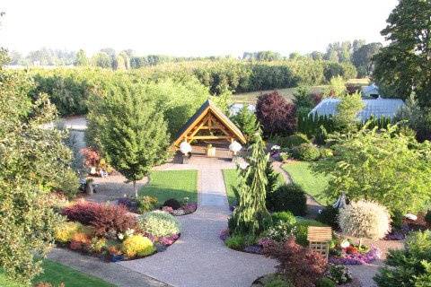 Log House Garden at Willow Lake