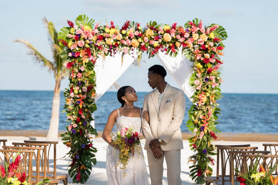 Bride+Groom Belize beach