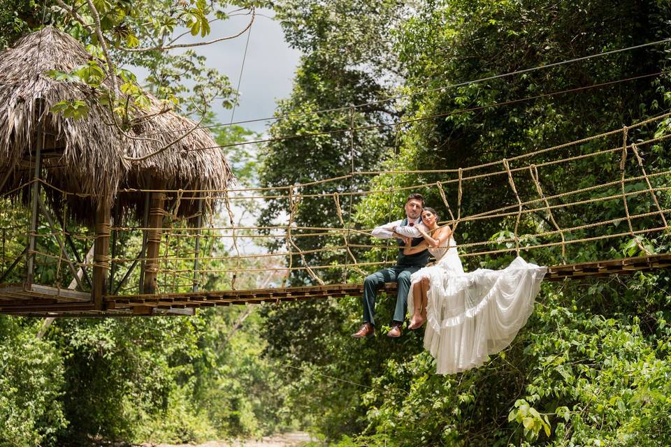 Bride+Groom Belize rainforest
