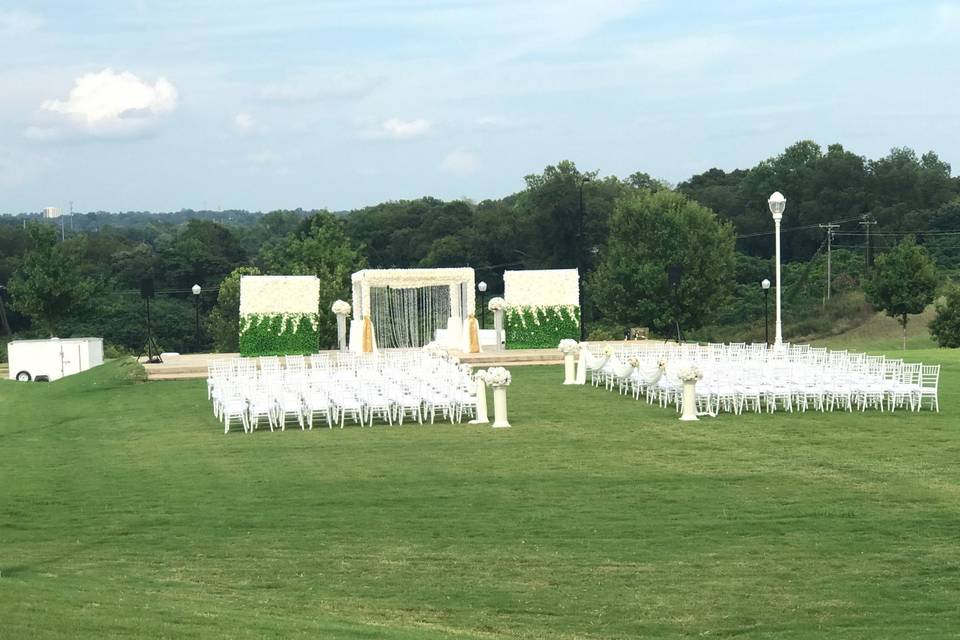 White chiavari chairs outdoors
