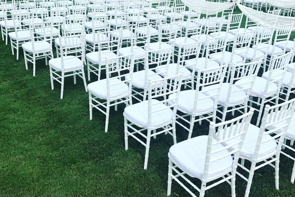 White chiavari chairs outdoors