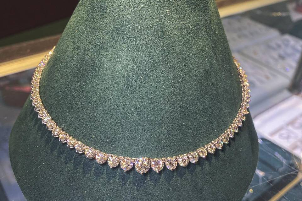 Sparkling necklace