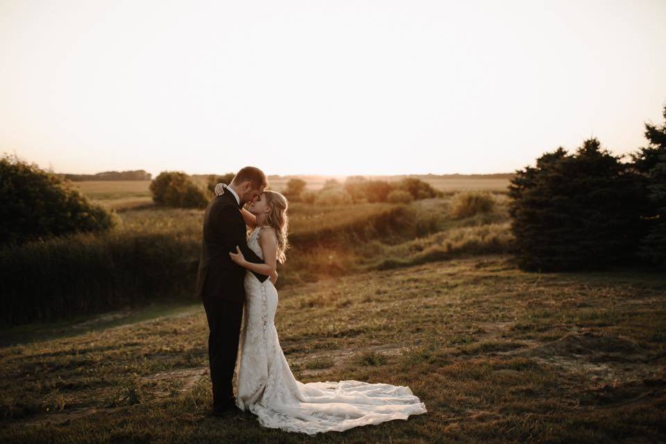 Kissing couple | Florapine Photography Creative