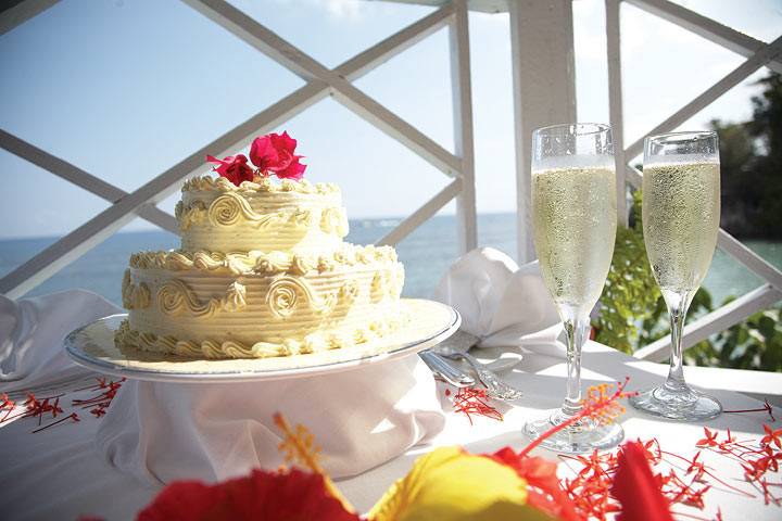 Wedding cake and champagne - Journey to Paradise Travel & Tours