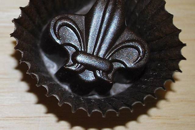 Fleur-de-lis chocolate favor