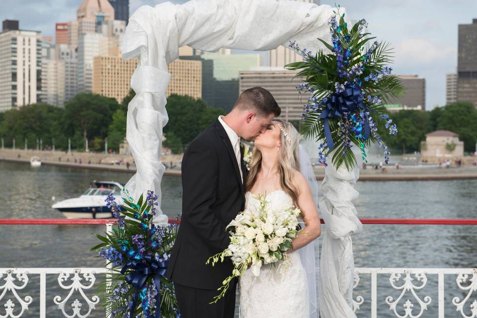 Kiss under the Arch