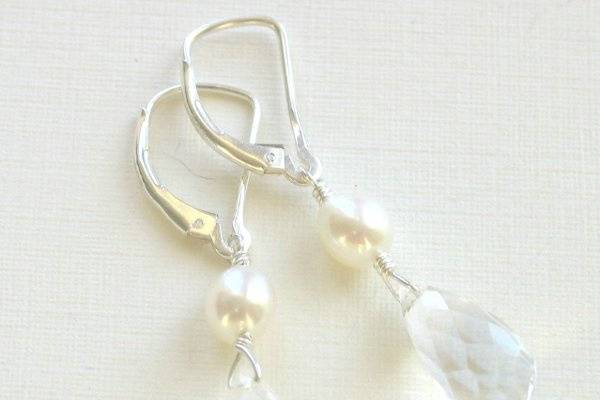 Simple and fresh, perfect all
occasion earrings.
Materials:  Freshwater pearl,
rare earth crystal, sterling silver
Size:  From top of earwire,
1 1/4