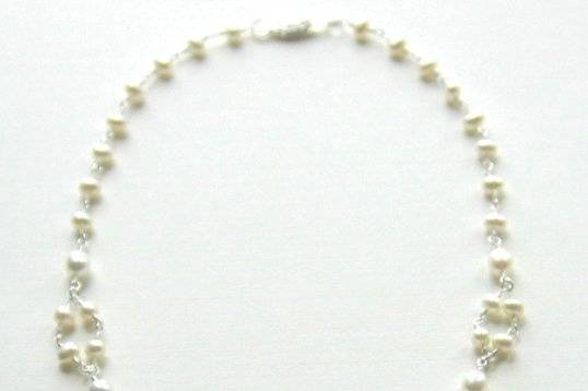 Three sizes of freshwater pearls
create a classic elegance in this wonderful
bridal necklace.
Materials:  Freshwater pearls,
sterling silver
Size:  16