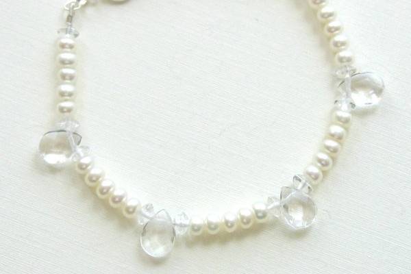 Classic elegance, this simple bracelet can
be worn by a bride or bridesmaid.
Customize this piece by requesting colored
pearls or briolettes.
Materials:  Freshwater pearls,
clear quartz briolettes, sterling silver
Size:  Standard 7