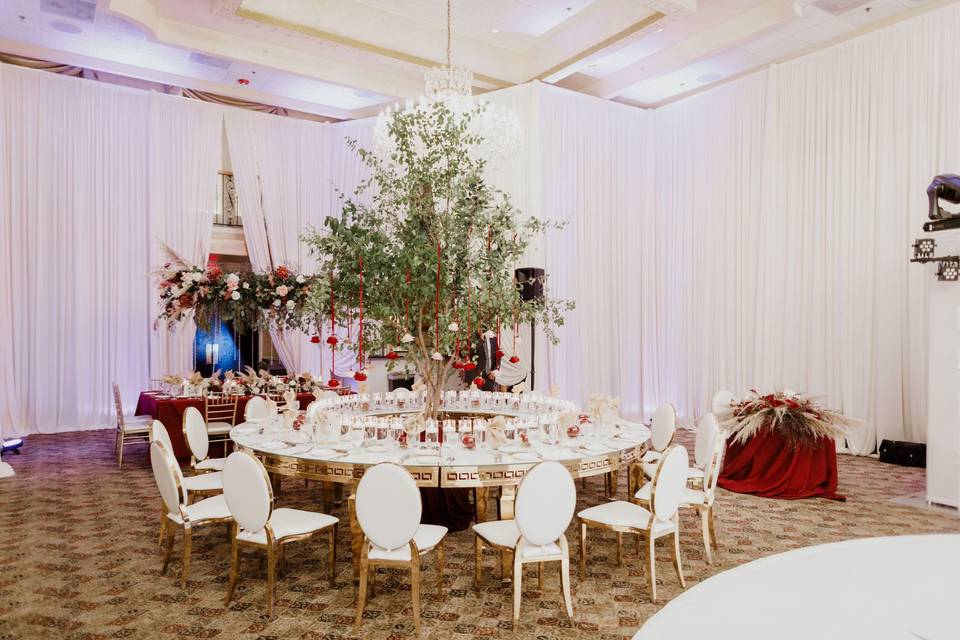 Aisle decor with arch