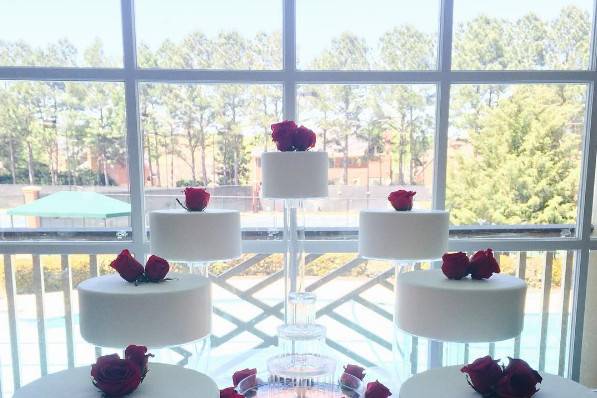 Individual tiers wedding cake with fountain in the middle