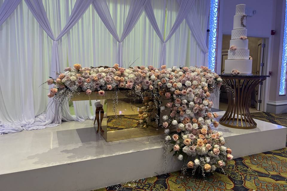 Table runner cascade