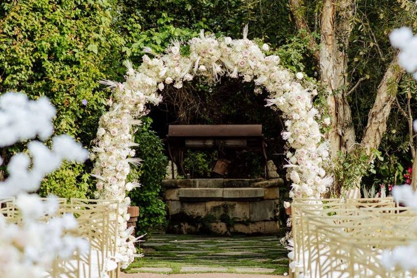 Gorgeous white arch