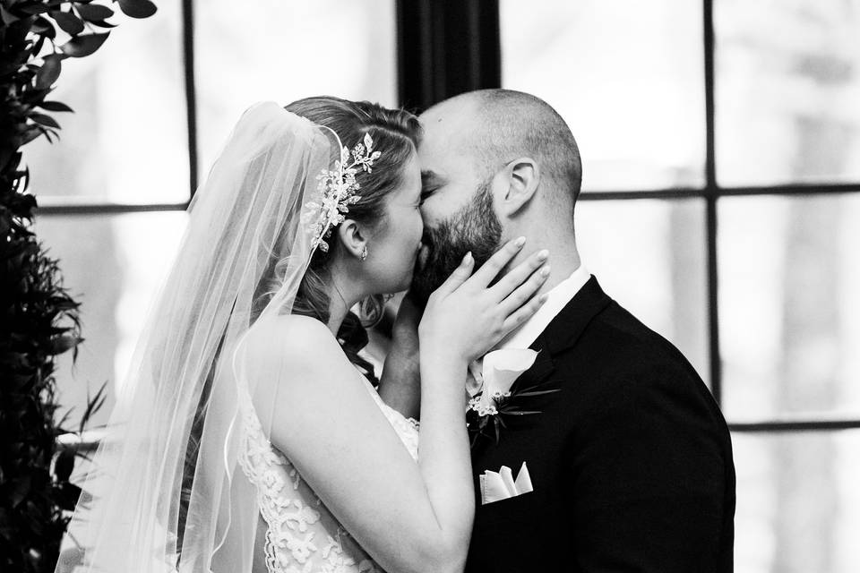 Ceremony kiss