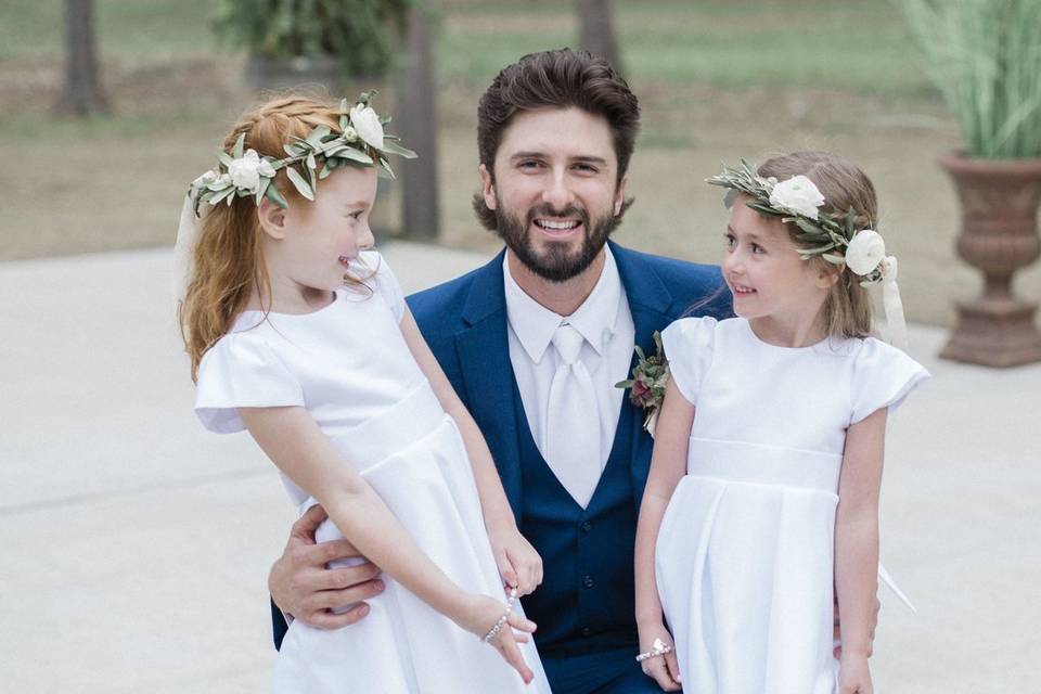 Photo with the flower girls - Micahla Vaughn Photography