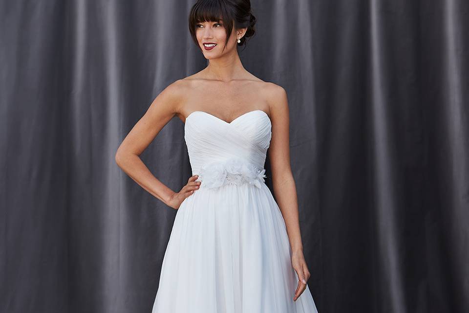 FAYE
Strapless sweetheart neckline with pleated bodice ending at the natural waistline. Full a-line skirt that gathers at the waist.