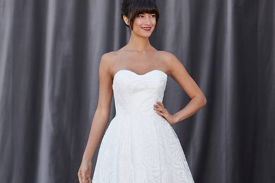FERRERA
A full a-line gown with a sweetheart strapless neckline, laser cut organza netting overlay on the bodice and slightly gathered at the natural waist.