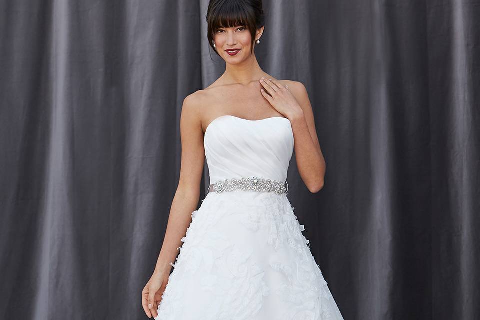 FLEUR
A satin-organza pleated, modified sweetheart neckline with a bodice ending at the natural waist.