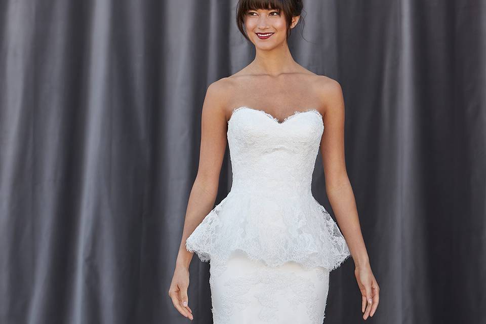FLORENCE
A strapless sweetheart neckline, peplum trumpet gown/ Lace appliques throughout the bodice and skirt.