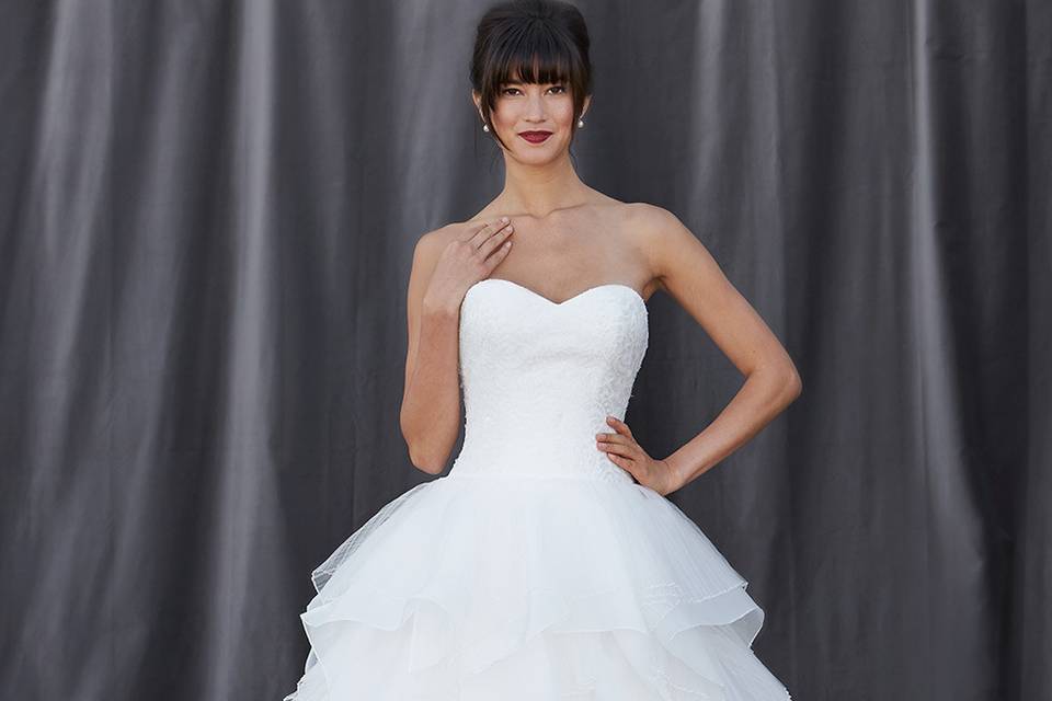 FLORETTA
Strapless sweetheart neckline with a laser cut organza applique covering the entire bodice.