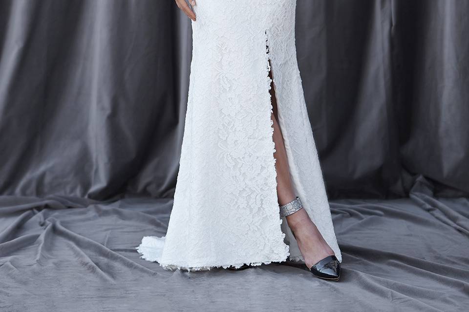 FRANCES
A fully laced gown with a v-neckline, lace sleeves and key hole back.